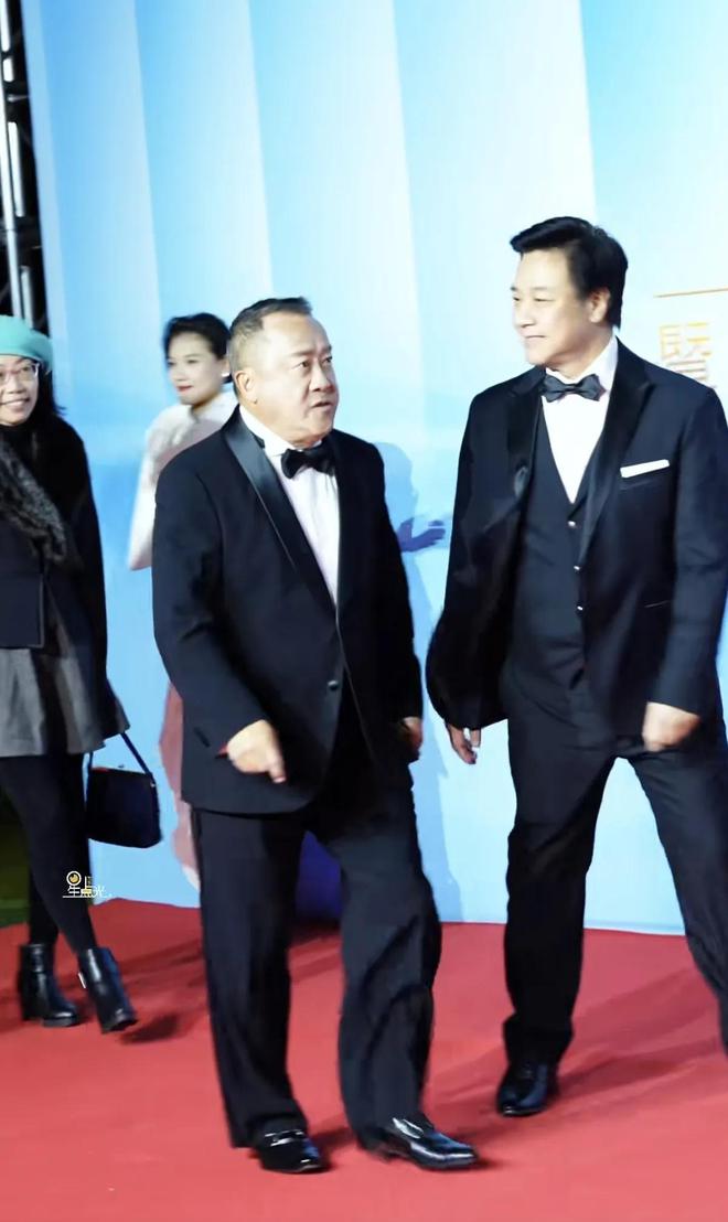 嚼口香糖与金沙总裁骑旋转木马挺幼稚m6米乐曾志伟澳门参加电影节台上(图4)