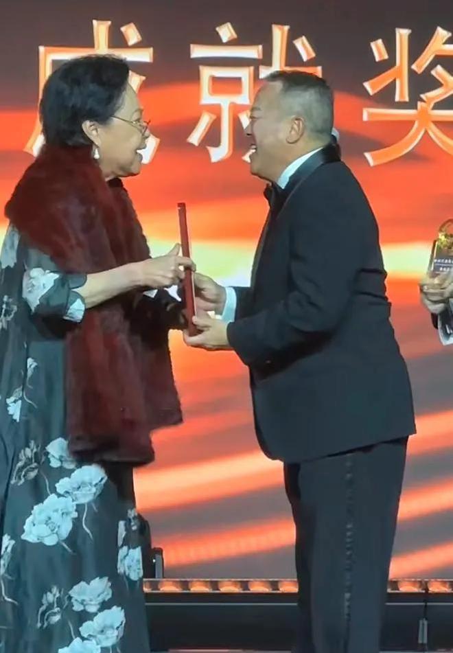 嚼口香糖与金沙总裁骑旋转木马挺幼稚m6米乐曾志伟澳门参加电影节台上(图6)