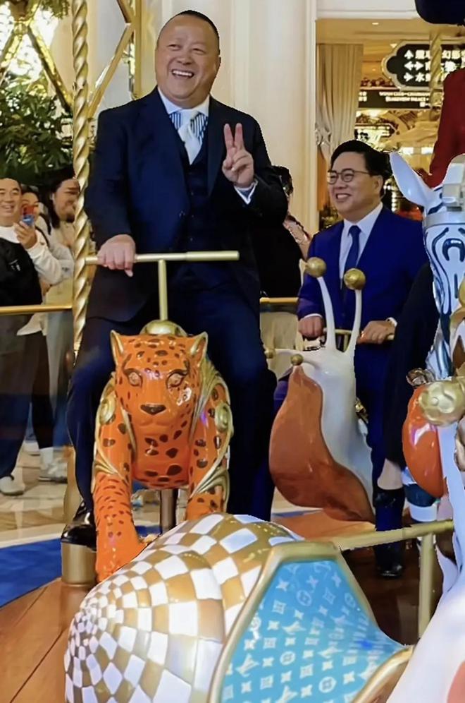 嚼口香糖与金沙总裁骑旋转木马挺幼稚m6米乐曾志伟澳门参加电影节台上(图8)
