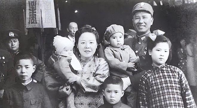 生活嫁给了大她20岁的退伍老兵吴石最大的遗憾应该是女儿为了(图8) 生活嫁给了大她20岁的退伍老兵吴石最大的遗憾应该是女儿为了(图8)